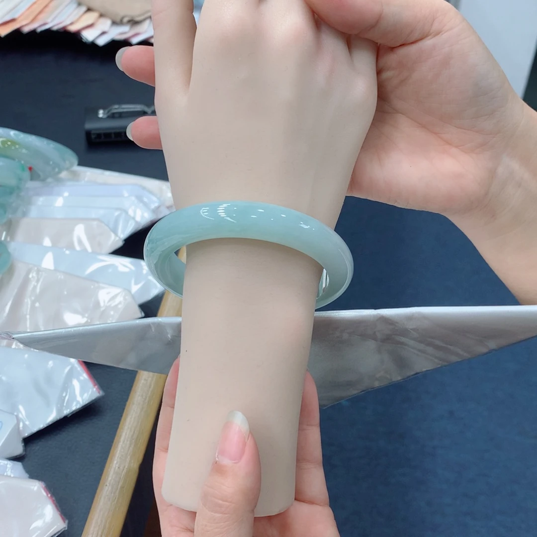 翡翠未镶嵌手镯48小时