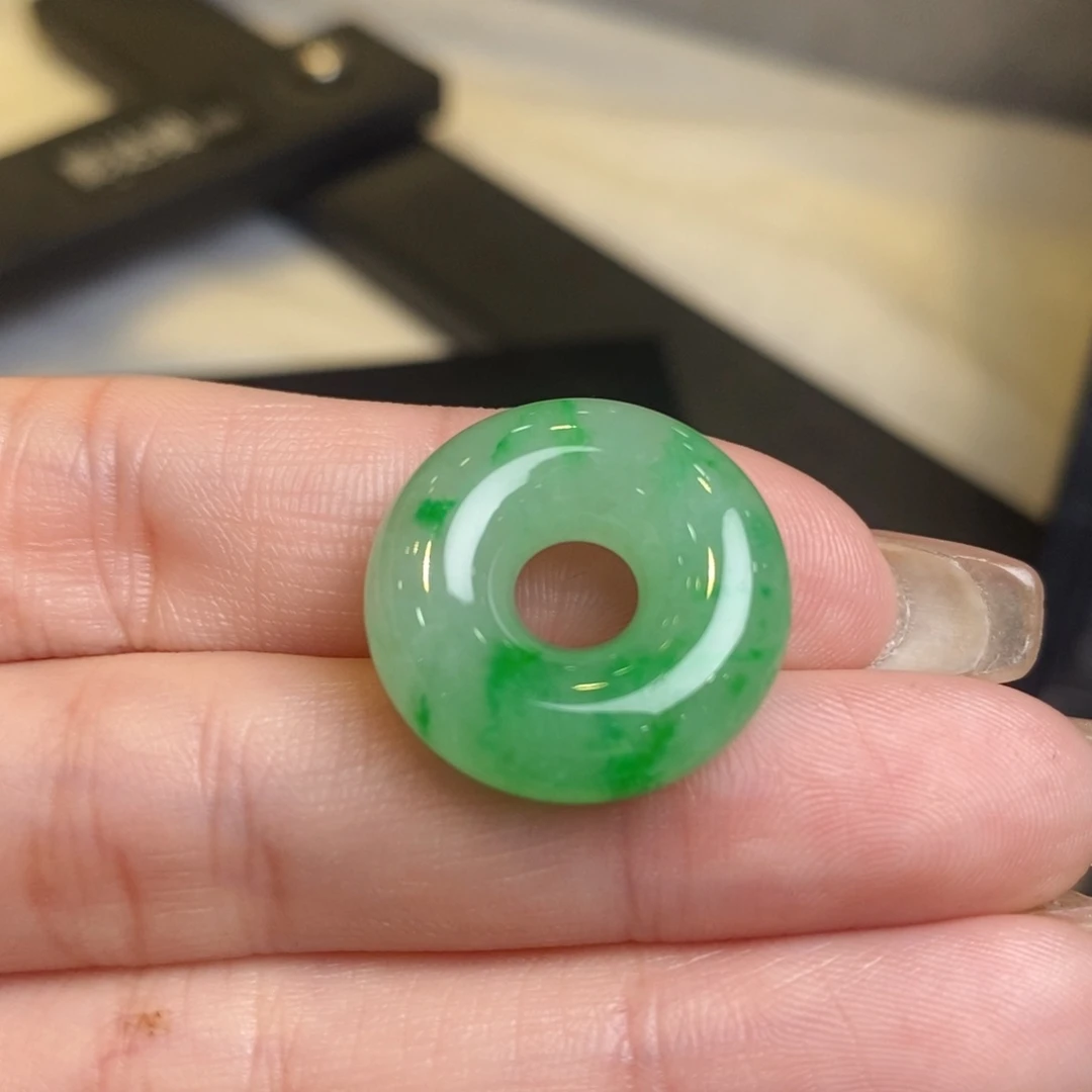 翡翠颈饰未镶嵌面包圈（20.9-6.8）