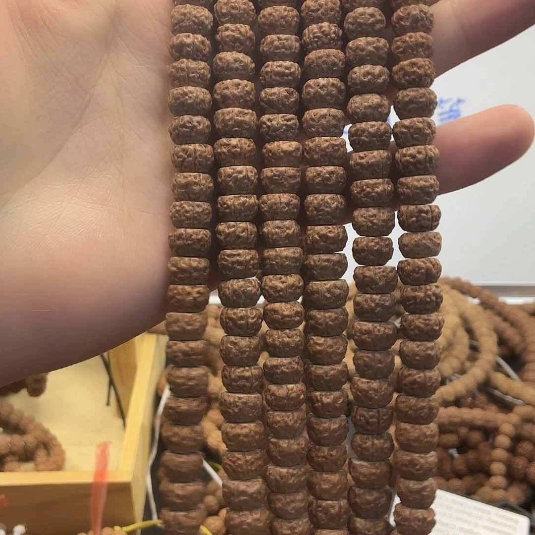 金刚菩提吊坠龙切老树王，一条保手持