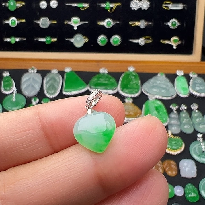 翡翠18K金镶嵌颈饰桃