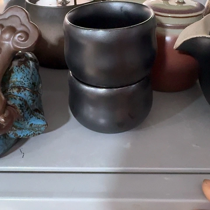 主人杯一个，瓷。主人瓷