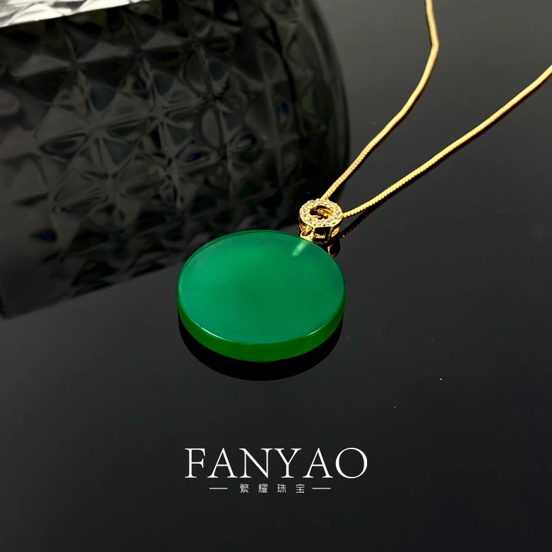 3685   绿色金色托圆形玉髓吊坠