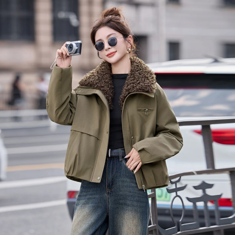 时尚军绿色夹棉外套女短款2025冬季新款毛绒翻领加厚保暖休闲棉衣