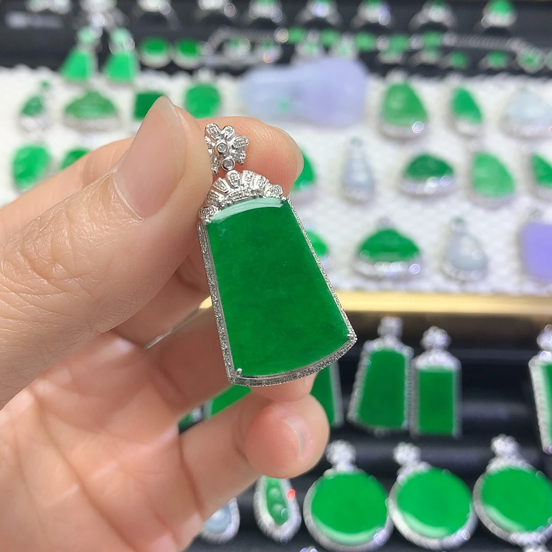 颈饰18K金镶嵌翡翠吊坠