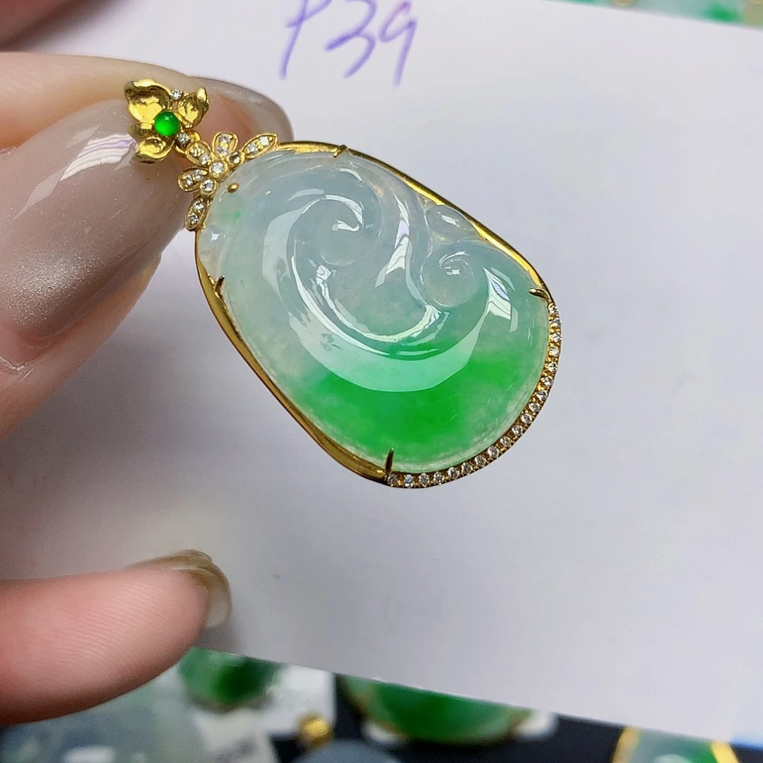 颈饰18K金镶嵌翡翠