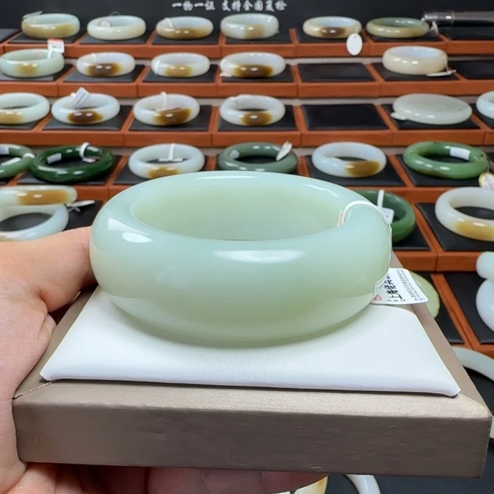 桂***馨和田玉手镯未镶嵌56