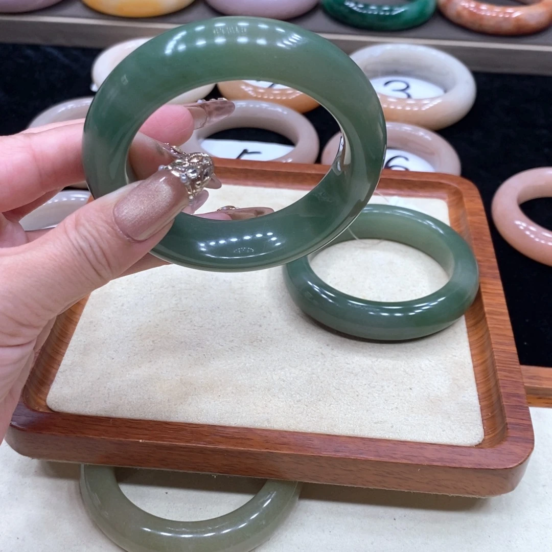 小***³石英质玉未镶嵌手镯