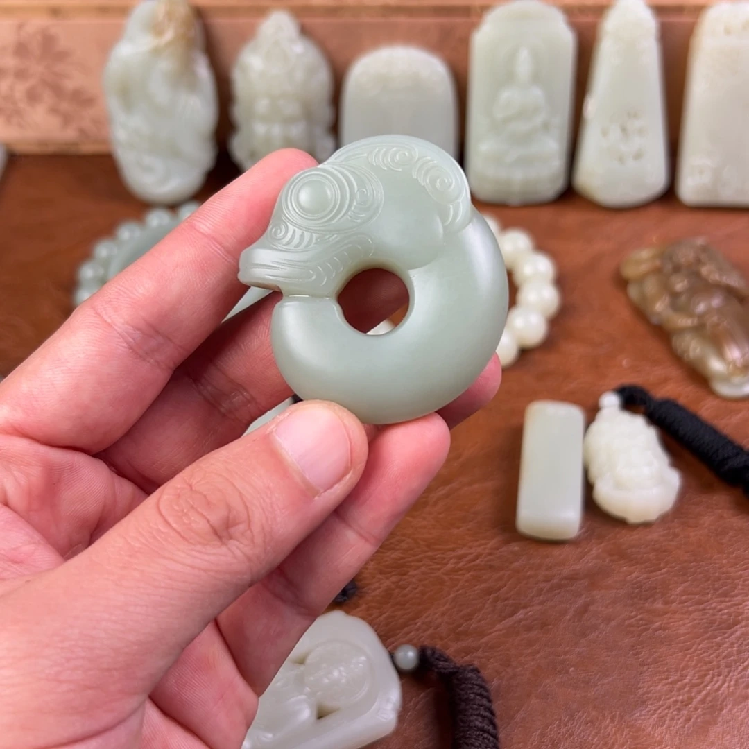 ****7和田玉（青白玉）未镶嵌颈饰