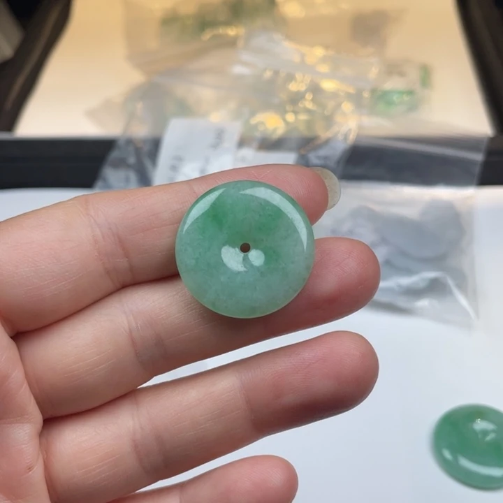 翡翠颈饰未镶嵌平安扣