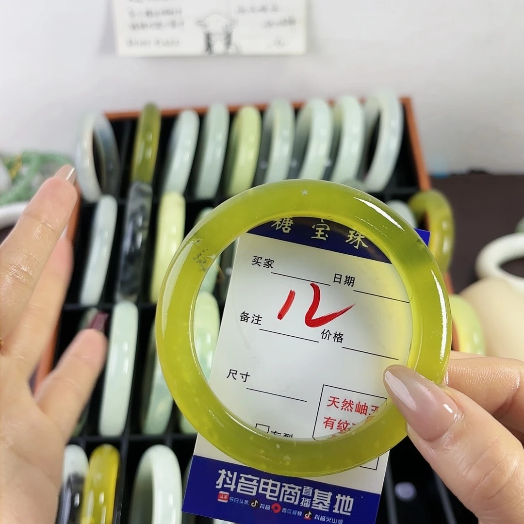 蛇纹石玉手镯未镶嵌。**，