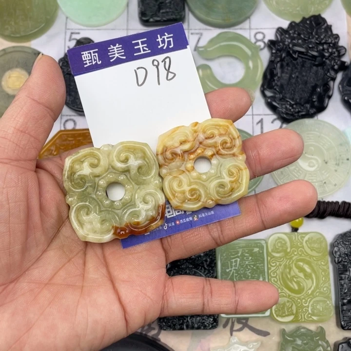 未镶嵌岫玉颈饰挂件