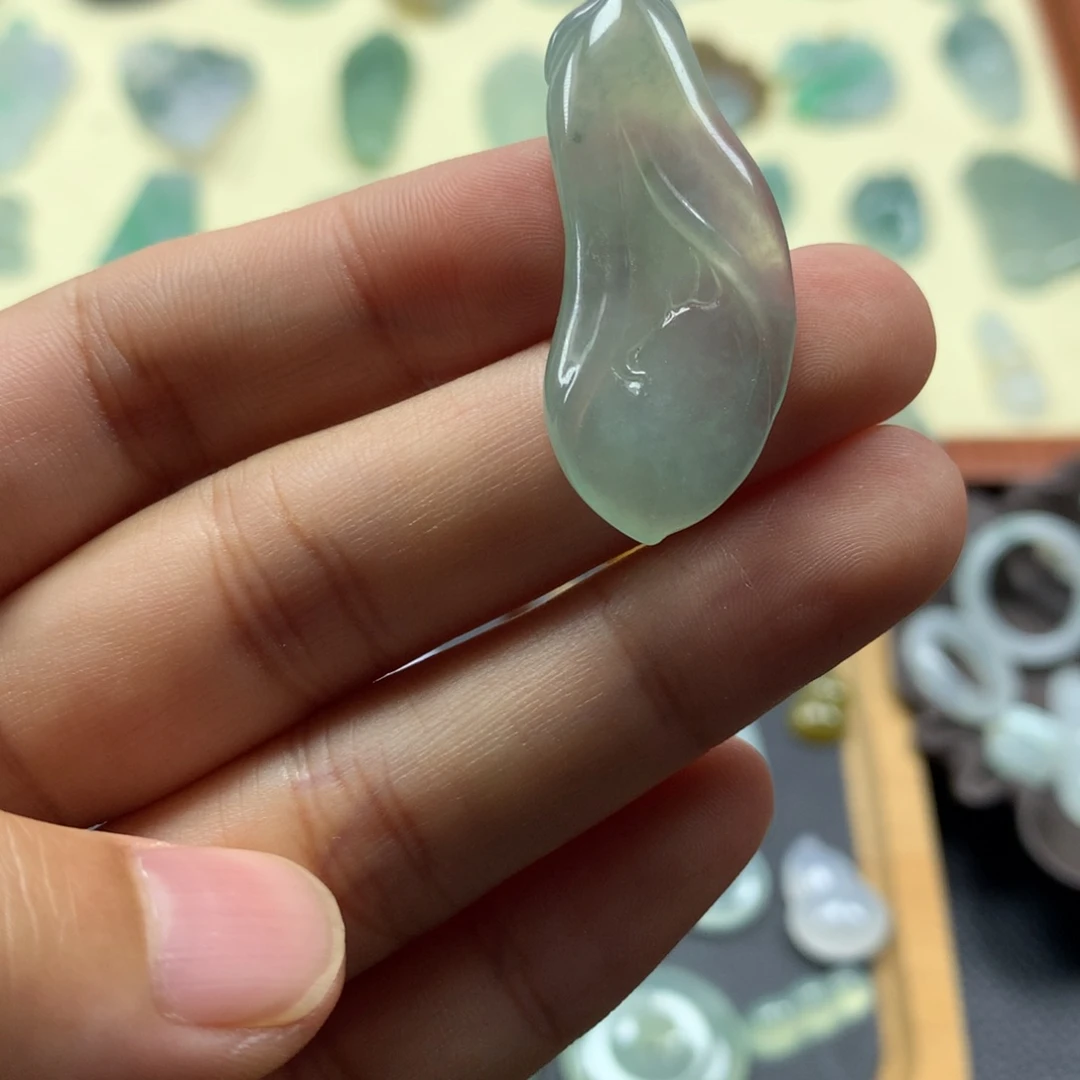 翡翠未镶嵌颈饰玉兰花