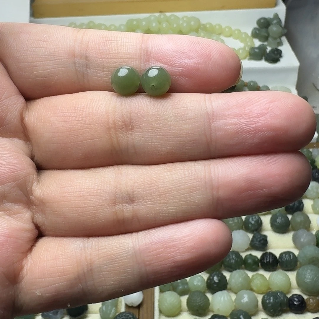 怎***了和田玉未镶嵌珠宝半成品和田玉湖水绿圆珠8㎜×2颗