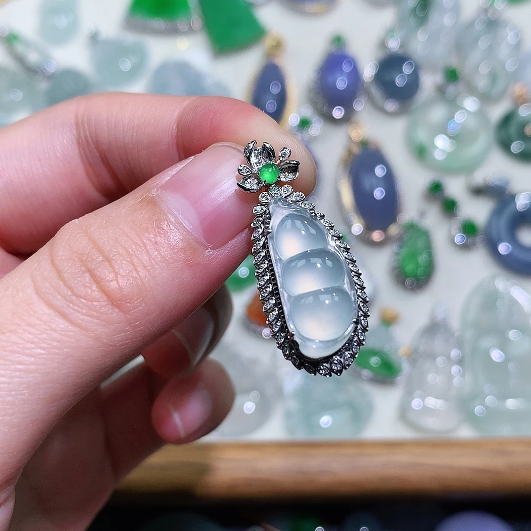 翡翠18K金镶嵌颈饰豆子