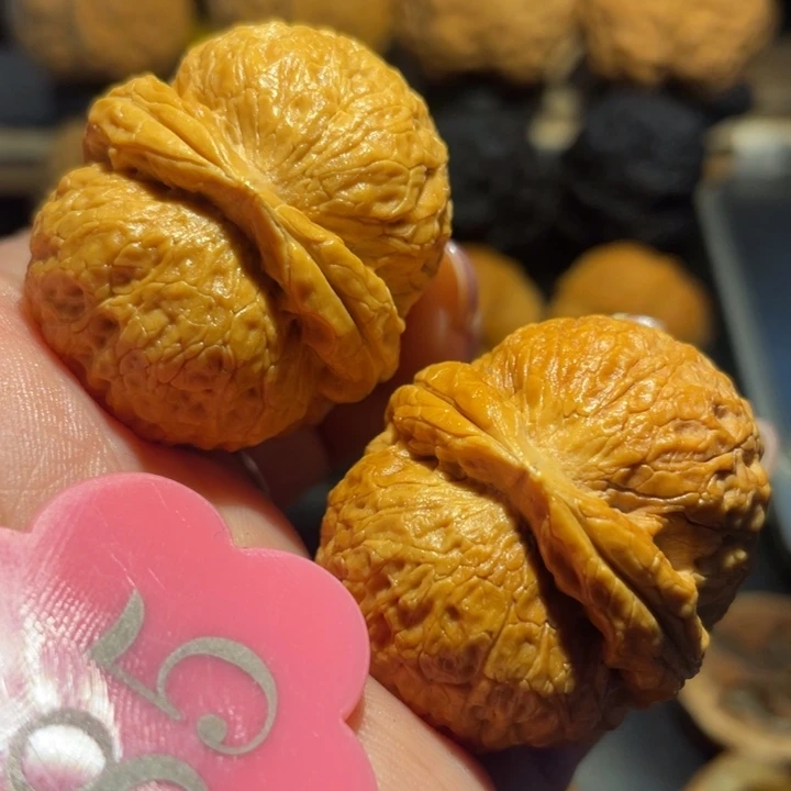 烈焰红唇核桃尺寸38