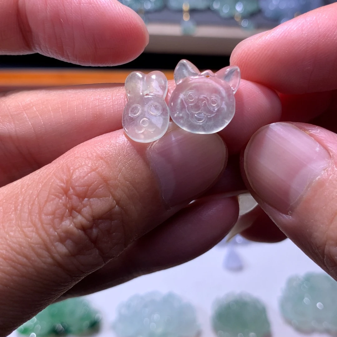 翡翠未镶嵌颈饰狗子