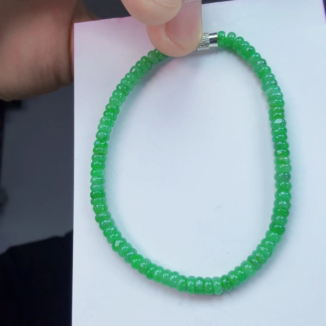 翡翠未镶嵌颈饰一件