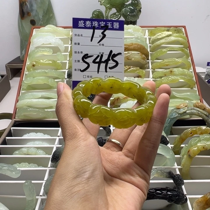 蛇纹石玉未镶嵌手镯