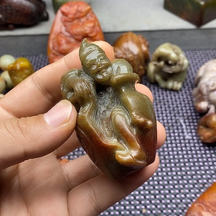 蛇纹石玉未镶嵌颈饰晨*