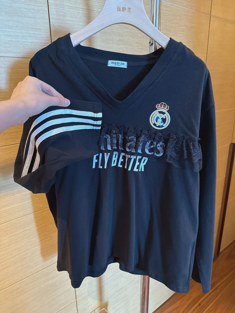 【张静芝】侧织带拼蕾丝字母V领宽松T恤