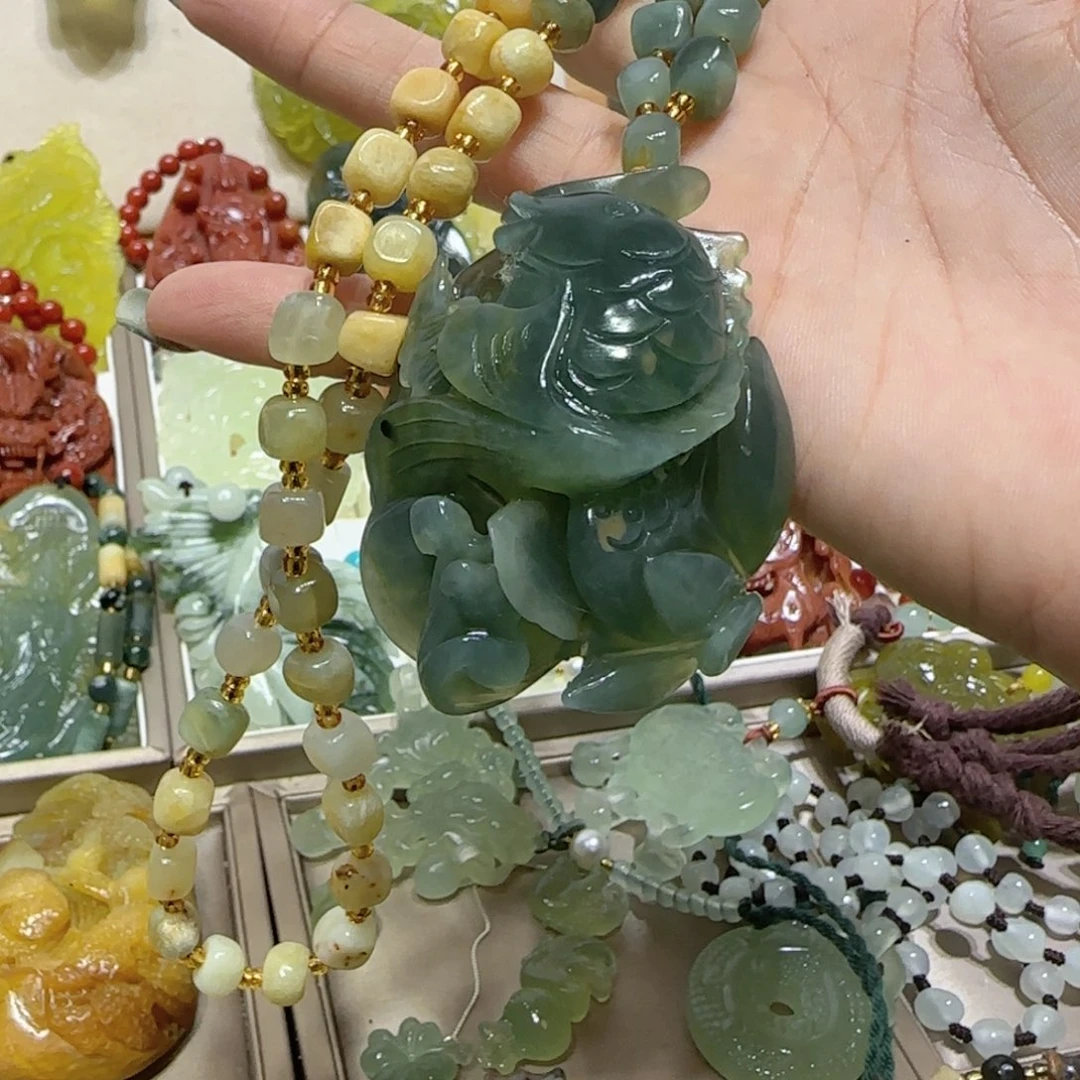 未镶嵌蛇纹石玉吊坠