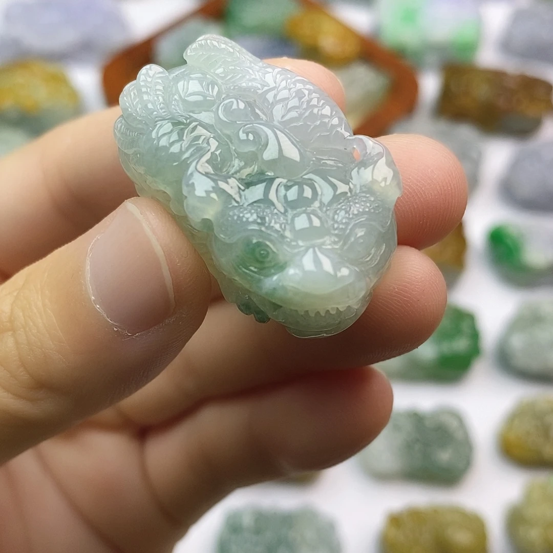 翡翠未镶嵌颈饰貔貅