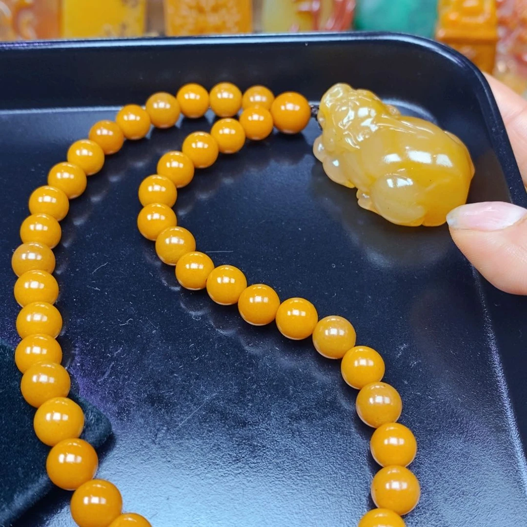 未镶嵌石英质玉（黄龙玉）颈饰