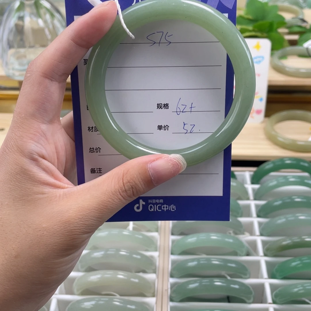 未镶嵌手镯石英质玉