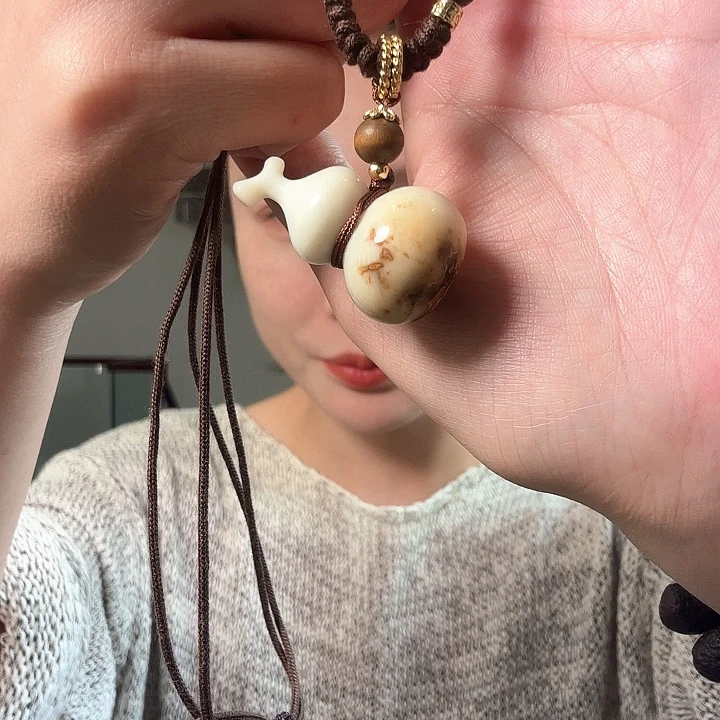 暖****未镶嵌蛇纹石玉颈饰