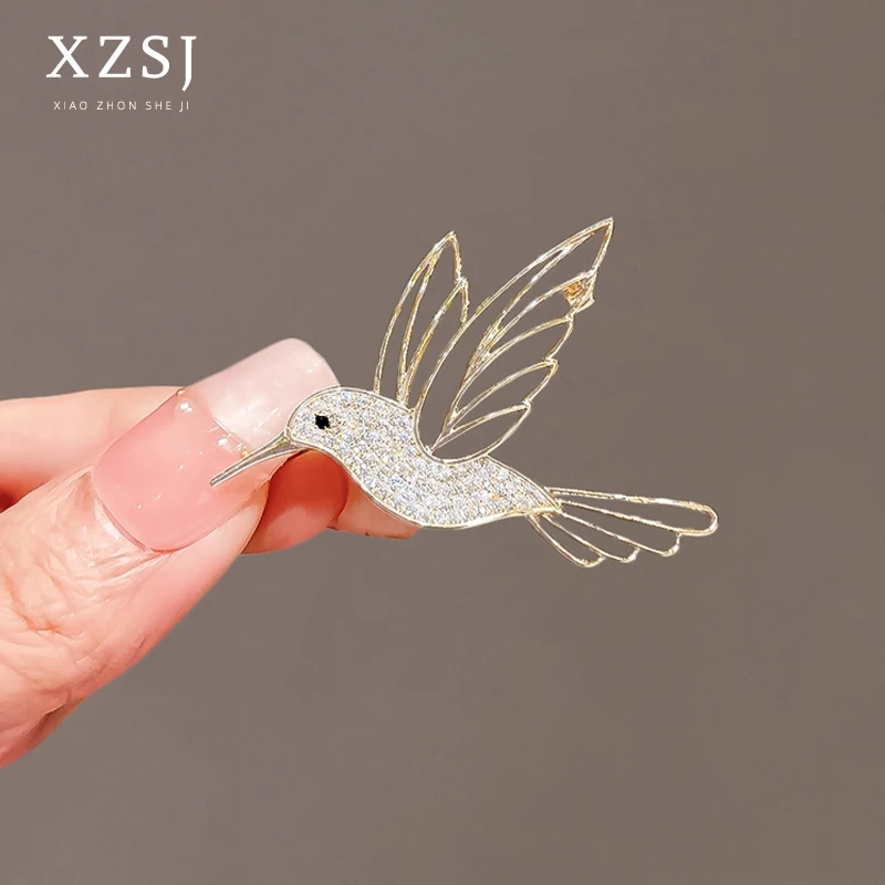 铜锆石胸针 新款镂空小飞鸟胸花女轻奢时尚金色蜂鸟别针衣服配饰