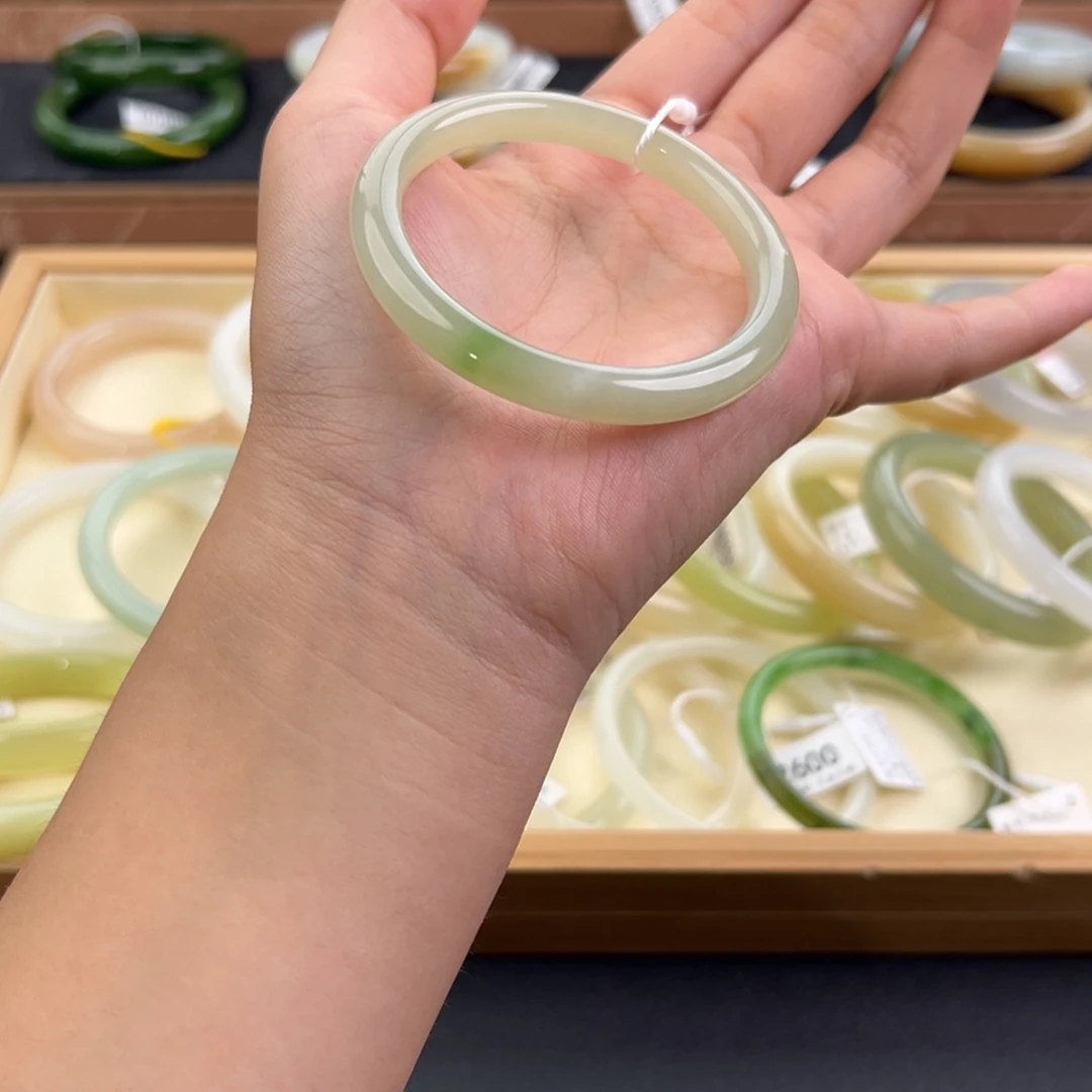 和田玉未镶嵌手镯有细纹