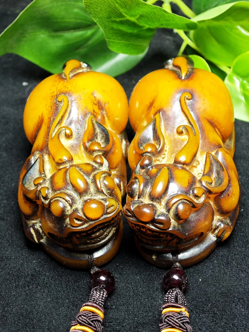 一对老黄蜡貔貅把件。88088。