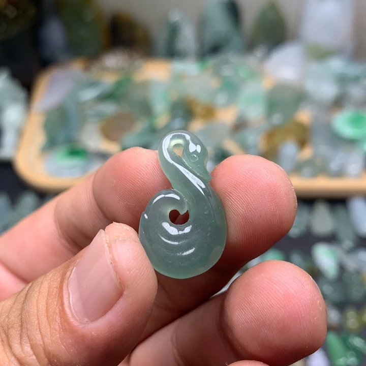 翡翠未镶嵌颈饰天鹅