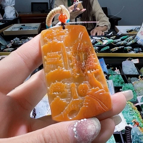 翡翠未镶嵌颈饰一个