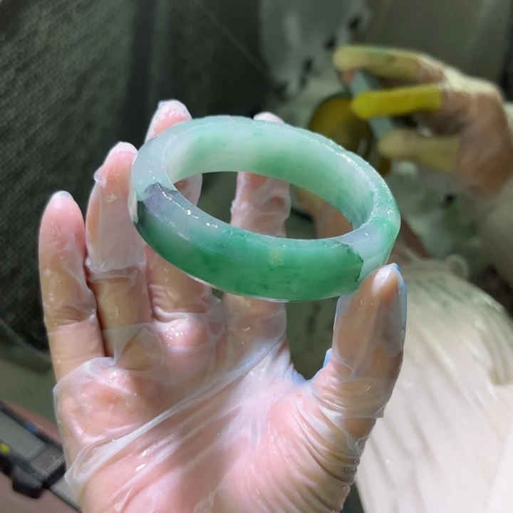 霞***姐石英质玉（非洲翠）未镶嵌手镯定制