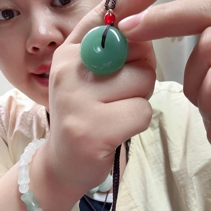 颈饰未镶嵌石英质玉有矿点