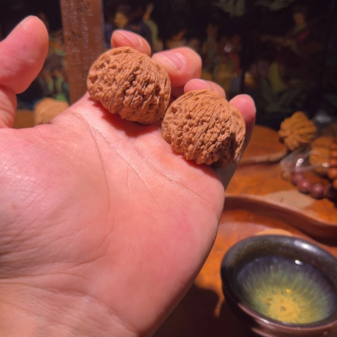 文玩核桃吊坠40全品矮桩密纹一对，石膏小凹底