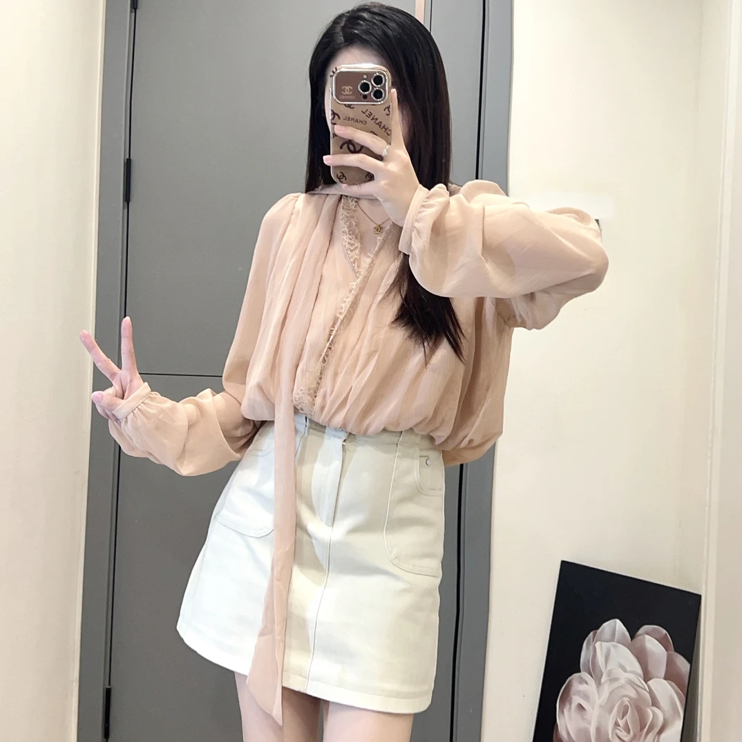 GRR,【轻奢感】秋季名媛蕾丝拼接飘带V领宽松长袖衬衫