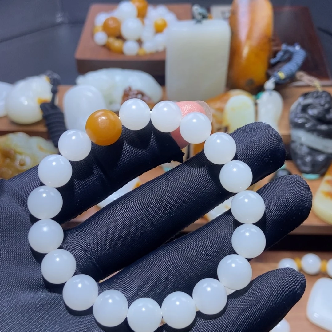 洛***克和田玉未镶嵌颈饰