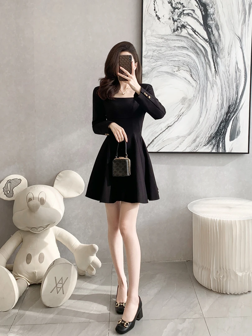 黑色方领气质长袖连衣裙女2024秋装新款法式复古显瘦赫本风小黑裙