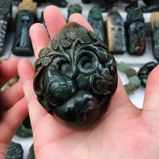 未镶嵌岫岩河磨玉（透闪石质玉）把件