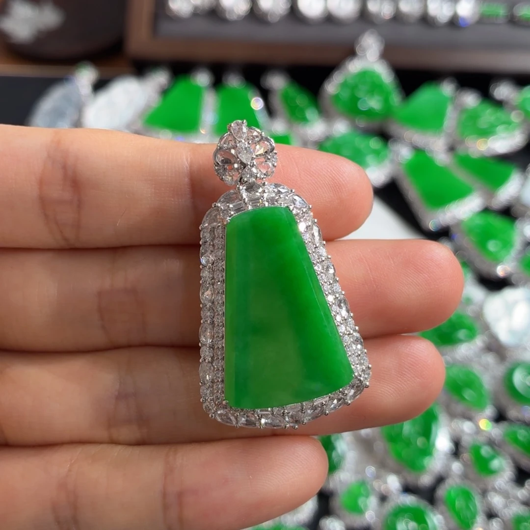 翡翠未镶嵌颈饰无事牌