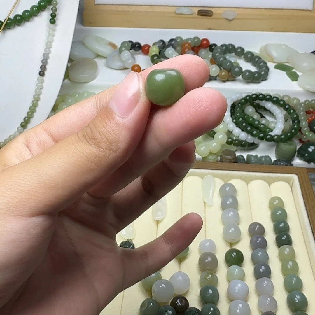 和田玉未镶嵌珠宝半成品—*和田玉湖水绿老型12mm