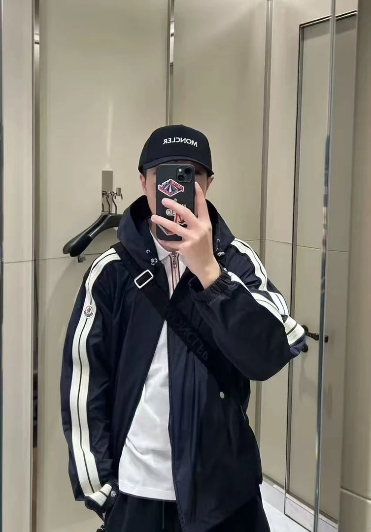 未使用 MONCLER LY 侧边条纹 毛毡logo 风衣夹克 1A00187