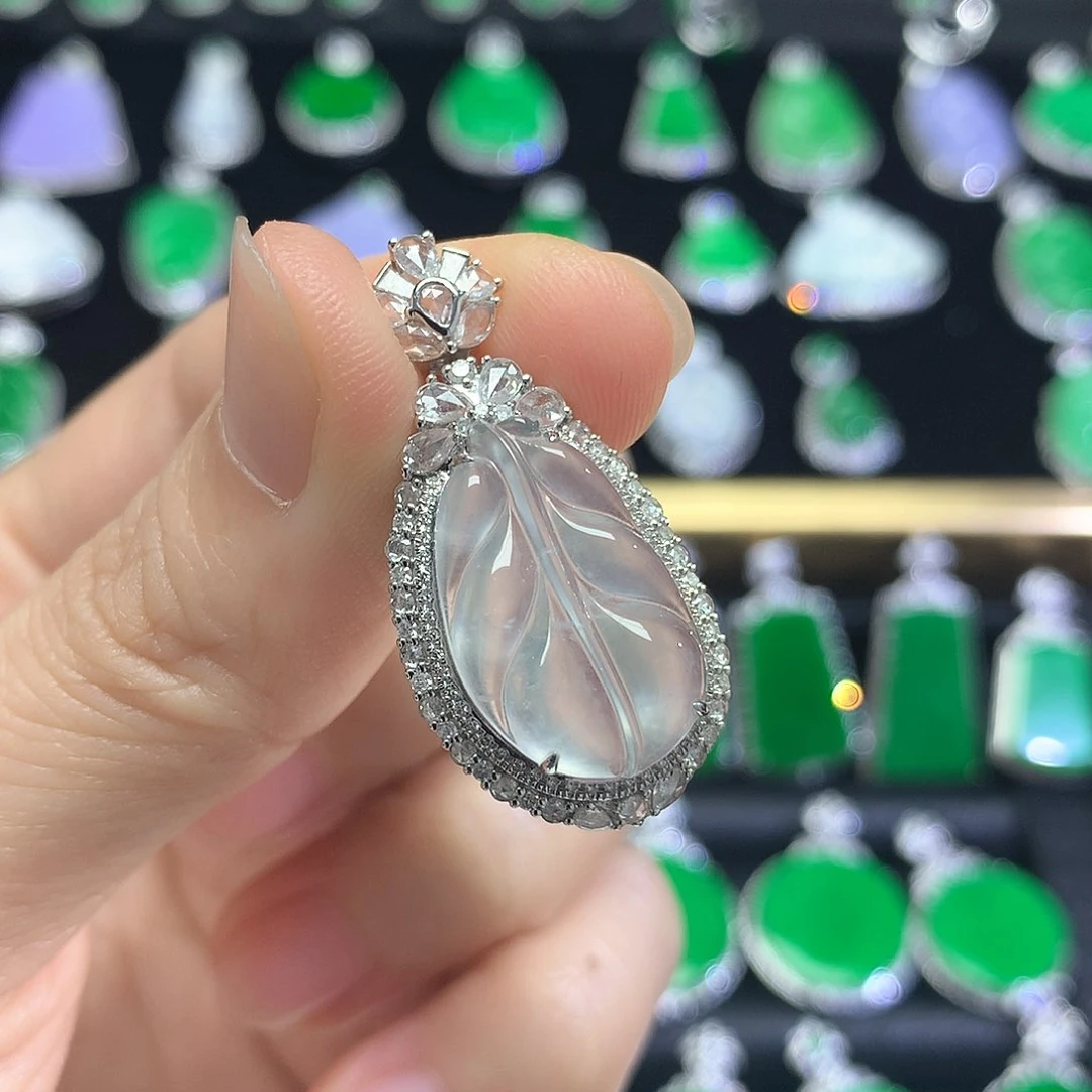 颈饰18K金镶嵌翡翠吊坠