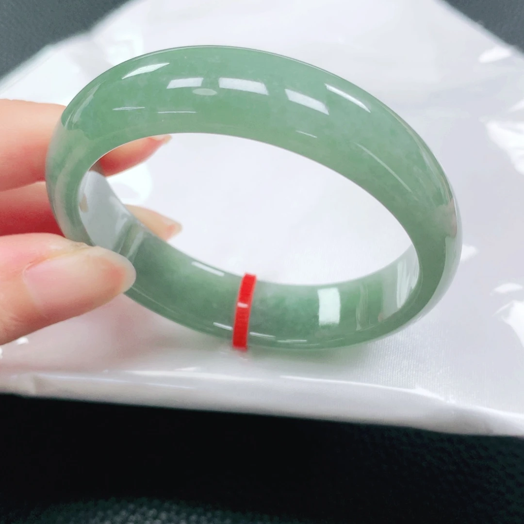 翡翠手镯未镶嵌53圈贵