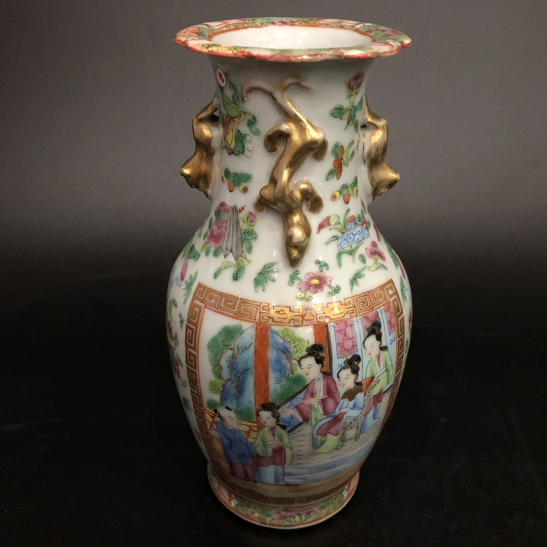 25091358 清道光广彩人物故事花口赏瓶 高：22cm