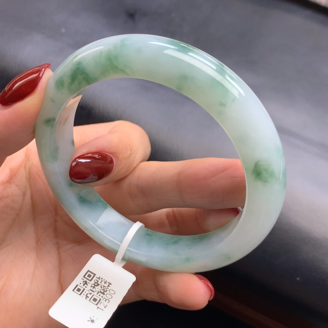 翡翠未镶嵌手镯牛奶底飘花