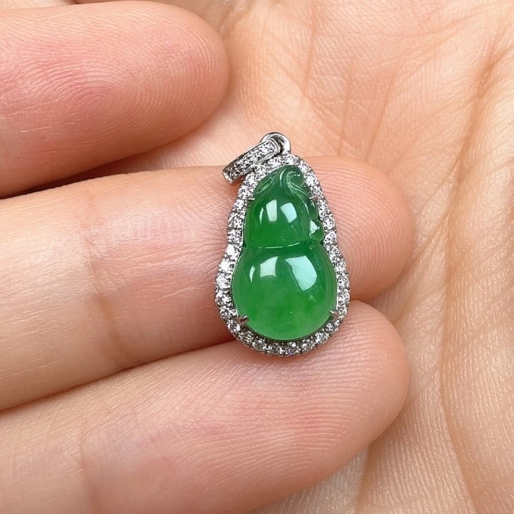 翡翠18K金镶嵌颈饰葫芦