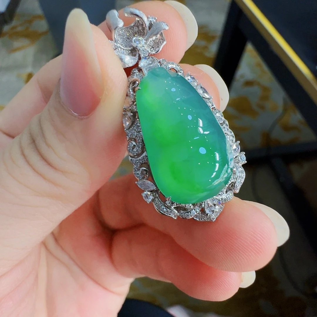 翡翠挂件18K金镶嵌